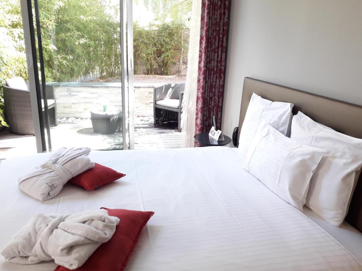 Villa con semisótano a nivel de jardín